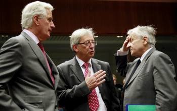 Jean-Claude Juncker, presidente de la UE (centro), con Michel Barnier y Trichet (derecha). (Foto: OLIVIER HOSLET)