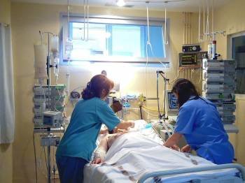 Dos enfermeras atienden a un paciente en la UCI. (Foto: ARCHIVO)