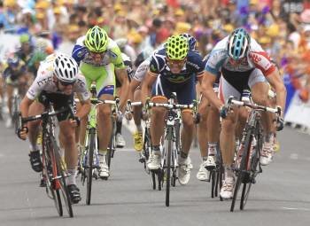 Greipel, derecha, se adjudica el sprint por delante de Cavendish y del español Rojas. (Foto: Toni Albir)