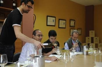 Tres importadores de Brasil prueban el vino en la bodega Casal de Armán. (Foto: MARTIÑO PINAL)