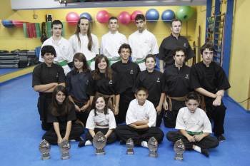 Un grupo de participantes en el pasado Campeonato de España, con los trofeos logrados. (Foto: fariñas)