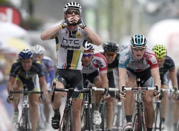 Mark Cavendish celebra su tercera victoria en la presente edición del Tour de Francia (Foto: IAN LANGSDON)