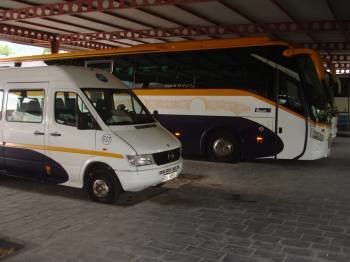 Vehículos de la empresa Monbus, en O Barco.