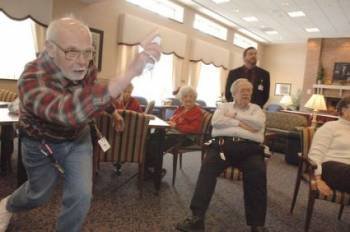 En la imagen algunas personas mayores juegan con la Wii (Foto: Archivo)