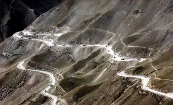 Esta 'autopista', de 2.412 kilómetros de largo, comienza en Sichuan, en el este, y termina en Lhasa (Tíbet) en el oeste