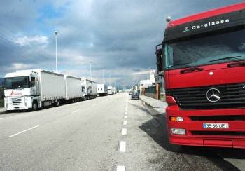 Camiones españoles y portugueses aparcados en un polígono. (Foto: Archivo)
