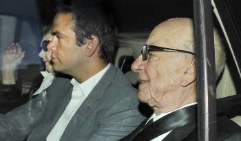 El magnate de la prensa Rupert Murdoch y su hijo salen de su casa de Londres (Foto: ANDY RAIN)