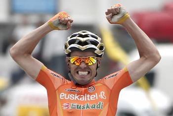 Samuel Sánchez celebra en la línea de meta de Luz Ardiden su primera victoria en el Tour. (Foto: Ian Langsdon)