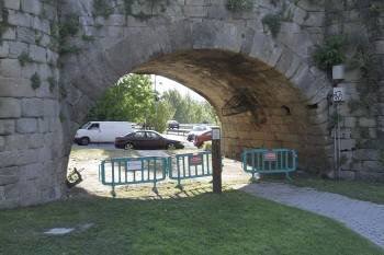 Improvisado cierre bajo el arco del Puente Romano en el parque canino. (Foto: MIGUEL ÁNGEL)