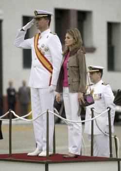Los príncipes de Asturias durante la ceremonia en Marín. (Foto: SALVADOR SAS)