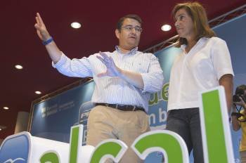 La dirigente del PP nacional, Ana Mato, con el secretario general del PP andaluz, Antonio Sanz. (Foto: JULIÁN PÉREZ)