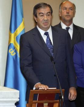 Álvarez Cascos promete el cargo de presidente de Asturias. (Foto: A.MORANTE)