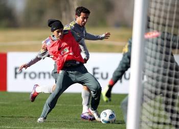 Neymar y Jadson durante un entrenamiento con Brasil. (Foto: M. SAYAO)