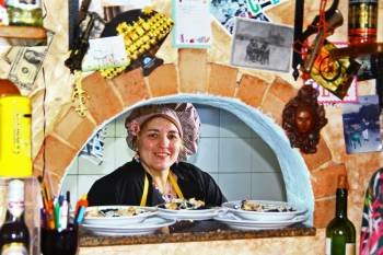 Amalia Bustos en la cocina de El Apeadero. (Foto: carlos pereira.)