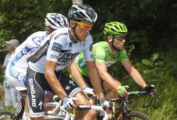 El ciclista español Alberto Contador (izda, delante), del equipo Saxo Bank, y el británico Mark Cavendish (d), del HTC-Highroad en una foto de archivo (Foto: EFE)