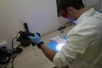 Un agente analiza las huellas halladas en papel de aluminio, para clarificar un delito.. (Foto: MIGUEL ÁNGEL)