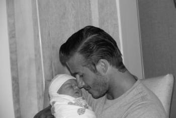 David Beckham con su hija en brazos (Foto: EFE)