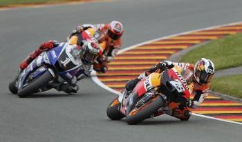 Dani Pedrosa, por delante de Jorge Lorenzo y Casey Stoner en la carrera de MotoGP del Gran Premio de Alemania. (Foto: efe)
