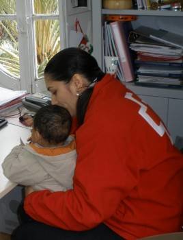 Una trabajadora de Cruz Roja atiende a un niño en acogida. (Foto: ARCHIVO)