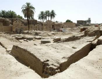 Fotografía cedida hoy por el Ministerio egipcio de Estado para las Antigüedades en la que puede verse el templo del dios Ptah en el complejo de Karnak, en Luxor, al sur de El Cairo (Foto: Archivo EFE)