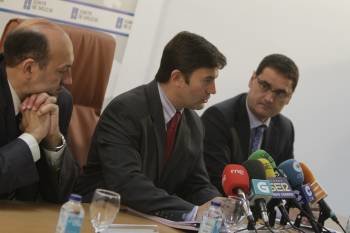 El conselleiro, Samuel Juárez, y el director xeral de Montes, Tomás Fernández, en la rueda de prensa. (Foto: MIGUEL ÁNGEL)