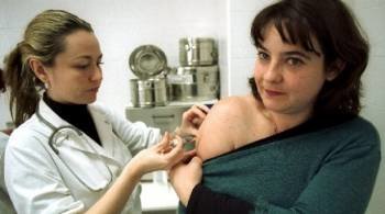 Una joven se vacuna contra el virus del sarampión (Foto: Archivo EFE)