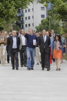 Francisco Rodríguez, Suances, Salustiano Mato e Isabel Pérez, en primera fila, recorren el parque. (Foto: MIGUEL ÁNGEL)