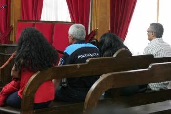 En medio de los acusados, un policía separaba a Echávarri de Assunçao, que tiene una orden de alejamiento. (Foto: M. ATRIO)
