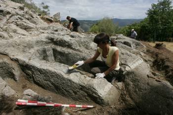 Los arqueólogos comezaron el lunes la segunda fase de las excavaciones en el yacimiento rupestre. (Foto: MARCOS ATRIO)