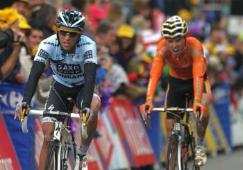 Contador, en el momento de entrar en meta junto al asturiano Samuel Sánchez (Foto: Albir)