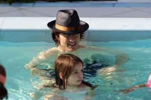 Tom Cruise y Suri en la piscina (Foto:  EFE)