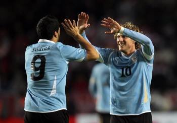 El jugador de fútbol de la selección de Uruguay Luis Suárez y Diego Forlán festejan un gol ante Perú (Foto: EFE)