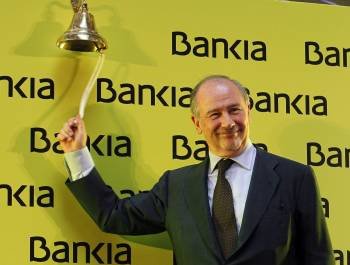 El presidente de Bankia, Rodrigo Rato, da el tradicional toque de campana en el inicio de la negociación en Bolsa de las acciones del grupo. (Foto: EFE)