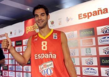 El base de los Toronto Raptors Juan Carlos Calderón posa durante la presentación de la nueva camiseta de la selección española de baloncesto, con la que jugará el Europeo de Lituania. (Foto: EFE)