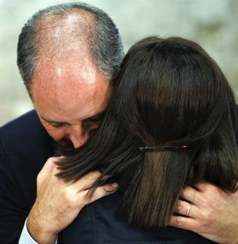 Francisco Camps, abraza a Maritina Hernández, tras anunciar su dimisión. Foto: Juan Carlos Cárdenas