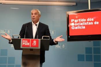 Manuel Vázquez, durante la rueda de prensa posterior a la reunión de la Ejecutiva del PSdeG. (Foto: VICENTE PERNÍA)