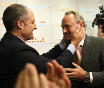 Francisco Camps abraza a su sucesor, el alcalde de Castellón, Alberto Fabra. (Foto: JUAN CARLOS CÁRDENAS)