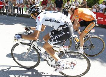 Contador y Samuel Sánchez, camino de la llegada en la localidad italiana de Pinerolo (Foto: Joel Saget)