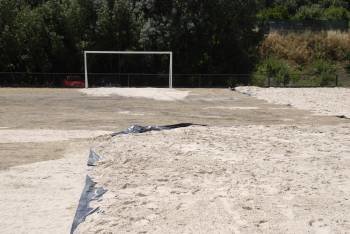 Trabajos en el terreno de juego de fútbol-playa, en O Salgueiral. (Foto: L.B.)