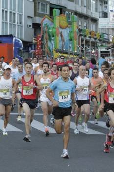 Un grupo de corredores, en la popular de A Ponte del 2010. (Foto: m. ángel)