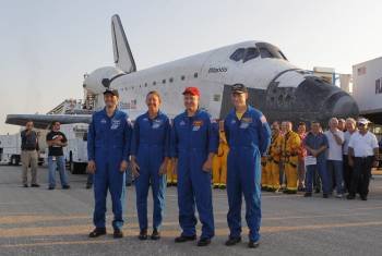 La última tripulación del Atlantis posa con el transbordador poco después del aterrizaje. (Foto: SCOTT  AUDETTE)