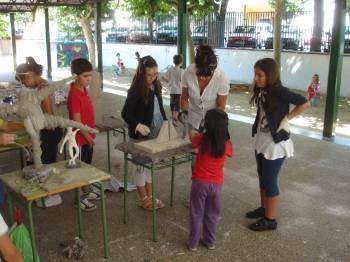 Los niños inician la labor de esculpir figuras en el taller de cantería organizado en O Barco. (Foto: J.C.)