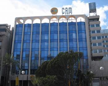 Fachada de la sede central de la CAM, en Alicante. (Foto: ARCHIVO)