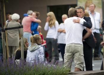El primer ministro noruego intenta consolar en el exterior de un tanatorio al familiar de una de las víctimas. (Foto: BJOERN LARSSON ROSVALL)