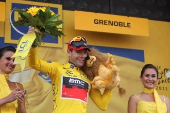 El australiano Cadel Evans, en el podio del Tour con el jersei amarillo de primer clasificado.? (Foto: toni albir)