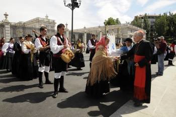 Rouco saluda a un grupo gallego, ante el Palacio de Oriente. (Foto: BAFFYPRESS)