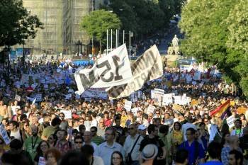Un grupo de 'indignados', en la Glorieta de Atocha. (Foto: GUSTVO CUEVAS)