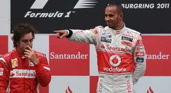 Lewis Hamilton celebra la victoria en el GP de Alemania, con Alonso con gesto distraído.? (Foto: r. weihrauch)