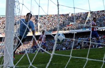 Luis Suárez celebra el primer gol de los uruguayos en la final (Foto: MARCELO SAYAO)