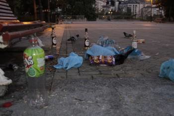 Restos del botellón celebrado en la Alameda en la madrugada del pasado sábado. (Foto: MIGUEL ÁNGEL)